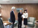 非核三原則の堅持・法制化を求める要請にて、横田知事に要請書を手渡す箕牧理事長(中)と 金子代表委員(左)